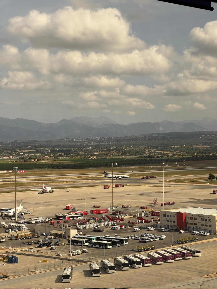 controladores's tweet image. La tripulación del vuelo procedente de Madrid llegando a #Palma declara emergencia por indicación de posible 🔥.  Le recortamos la aproximación a pista 06L con prioridad. Por delante aterriza un avión ambulancia sin interferir, mientras apartamos resto de tráfico. Aterriza sin