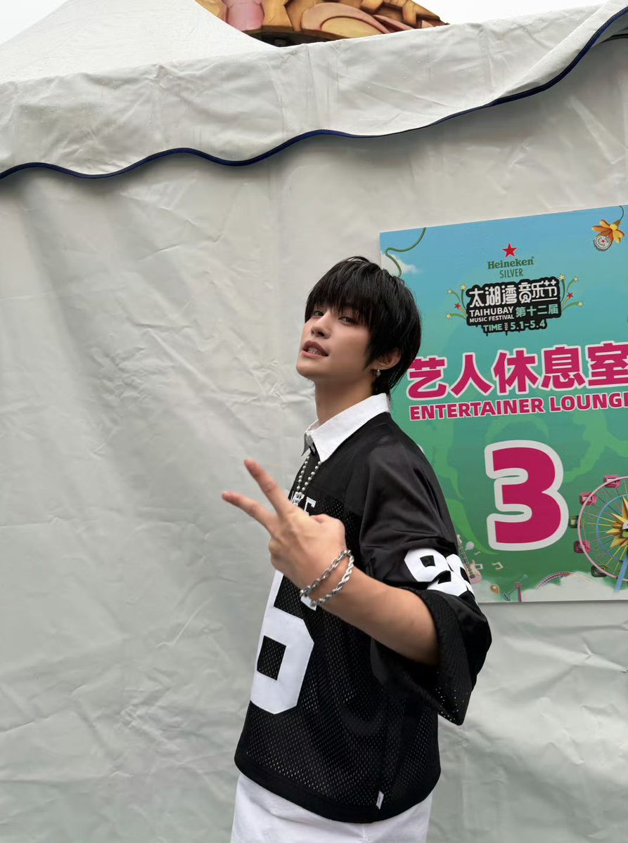 yangyang pics tweet media