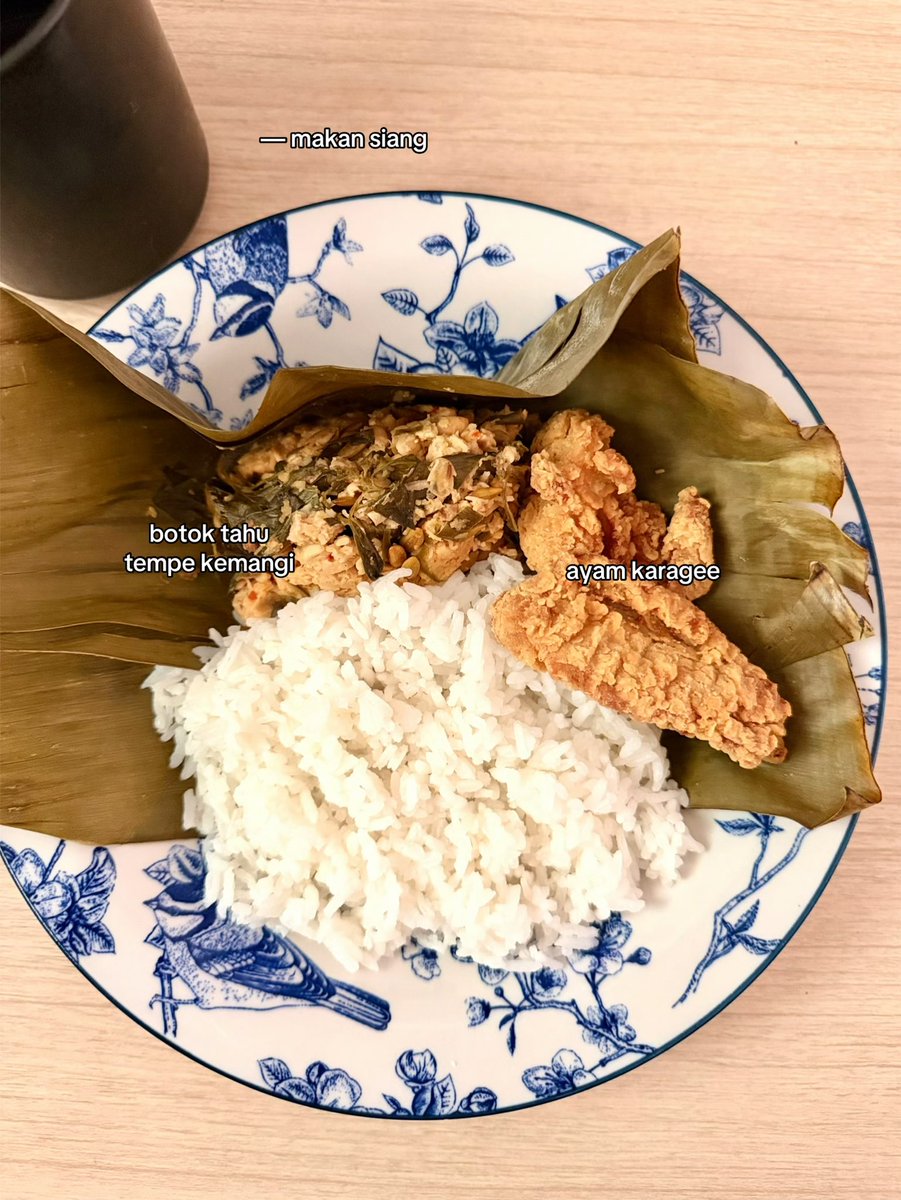 nomnommjournal's tweet photo. aku hari ini makan
🍠 ubi panggang, baklava, tomat chery
🫔 botok tahu tempe kemangi
🐥 kulit ayam goreng
kamu makan apaa hari ini?
—
#wieiad #menuharian #inspirasimasakan #menurumahan #idemasak https://t.co/DFNT4SIIoX