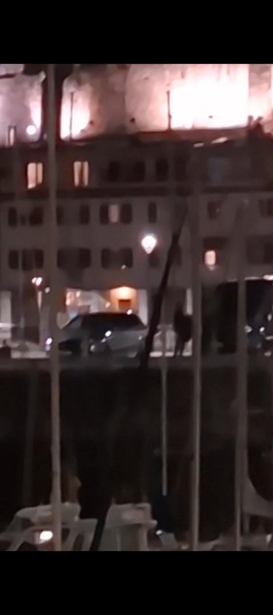 LQNTCDD's tweet photo. 🚨 NOCHE CRÍTICA EN DONOSTIA: ROBOS, AGRESIONES Y UN APUÑALAMIENTO

Desde #LOQUENOTECUENTANDEDONOSTI nos hacemos eco de una madrugada especialmente preocupante en la ciudad, con múltiples incidentes registrados en distintos puntos.

👉 Puerto de #DonostiaSanSebastián
Se produjeron varios robos en vehículos estacionados, con los cristales rotos para acceder al interior. El martillo utilizado para cometer los hechos fue posteriormente requisado por la Policía Municipal, tal y como se aprecia en las imágenes.

👉 Calle Bergara (Centro)
Se registraron robos de motocicletas, además de un altercado relacionado con un intento de robo a dos personas mayores.

👉 Parte Vieja Donostiarra
Según la información recabada, se produjeron al menos dos robos a dos chicas jóvenes. Además, se investiga una presunta agresión sexual en la zona.

👉 Calle Garibay
La noche terminó con una pelea entre varios individuos, que derivó en un apuñalamiento, presuntamente relacionado con la repartición de lo sustraído. Uno de los implicados tuvo que ser trasladado a urgencias.

👉 Actuación policial
Todos estos hechos habrían derivado en varias intervenciones y detenciones a lo largo de la madrugada.

Y otras muchas que logicamnte no salen a la luz y desconocemos...

⚠️ Situación preocupante
Vecinos y ciudadanos trasladan su creciente preocupación ante el aumento de este tipo de sucesos en la ciudad, porque no es ayer ni hoy, son ya todos los días- noches.