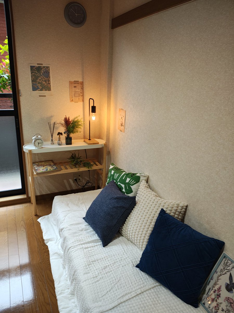 khh_japan's tweet image. しばらく空室になっている部屋の空室対策。
天井をアクセントクロスに変更、ダウンライト設置。IKEAとニトリで買った家具とセリアの小物。

#DIY #不動産投資