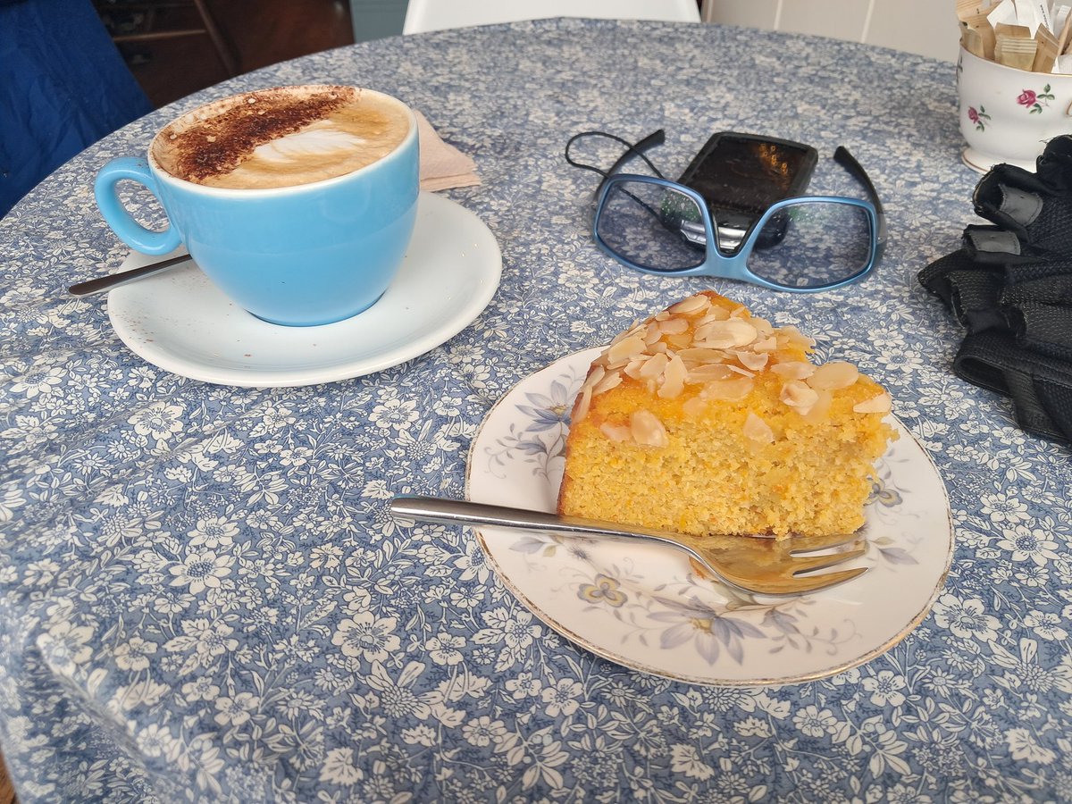 CB_cycles's tweet image. Well it was sunny when I left. Will I get home before it rains? Err, clearly not ☕️🍰🌧🤣
So it's sod it, I'm having my coffee stop anyway. Just at 50 Degrees North on the beach ⛱️
Now then, about getting home... ⛈️😬 #cycling #coffeeride #weekendride #Devon