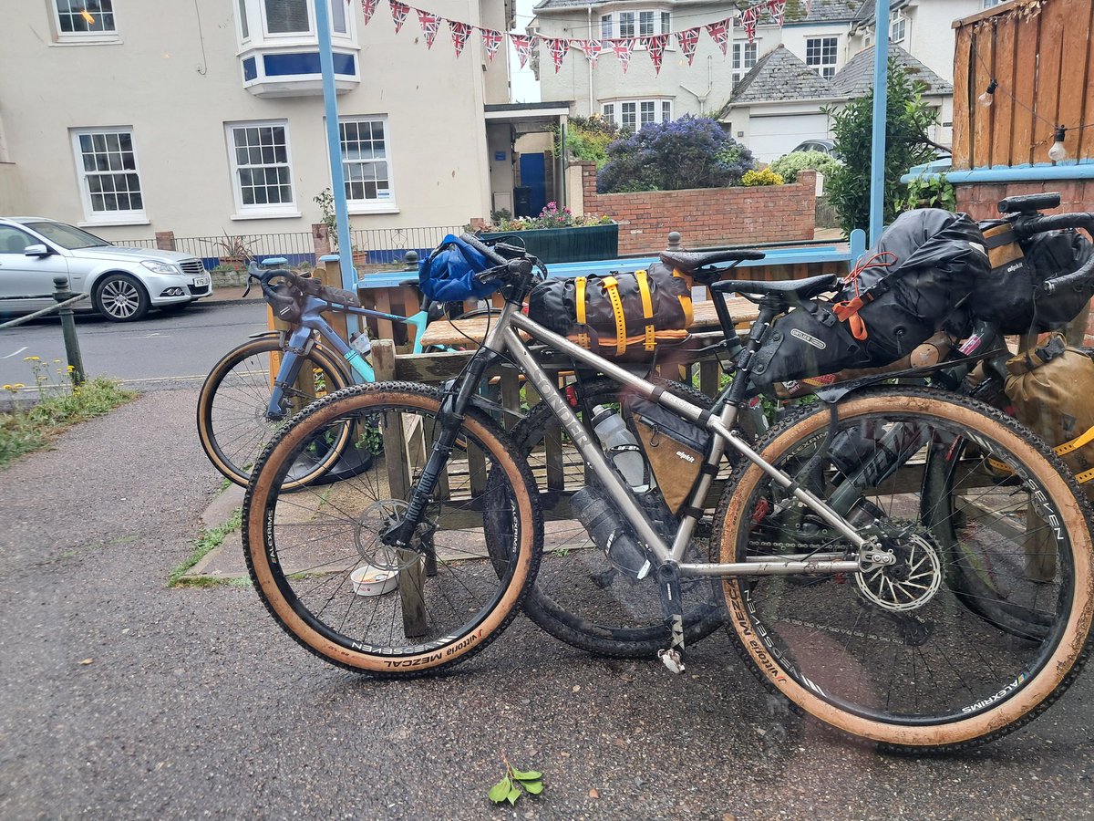 CB_cycles's tweet image. Well it was sunny when I left. Will I get home before it rains? Err, clearly not ☕️🍰🌧🤣
So it's sod it, I'm having my coffee stop anyway. Just at 50 Degrees North on the beach ⛱️
Now then, about getting home... ⛈️😬 #cycling #coffeeride #weekendride #Devon