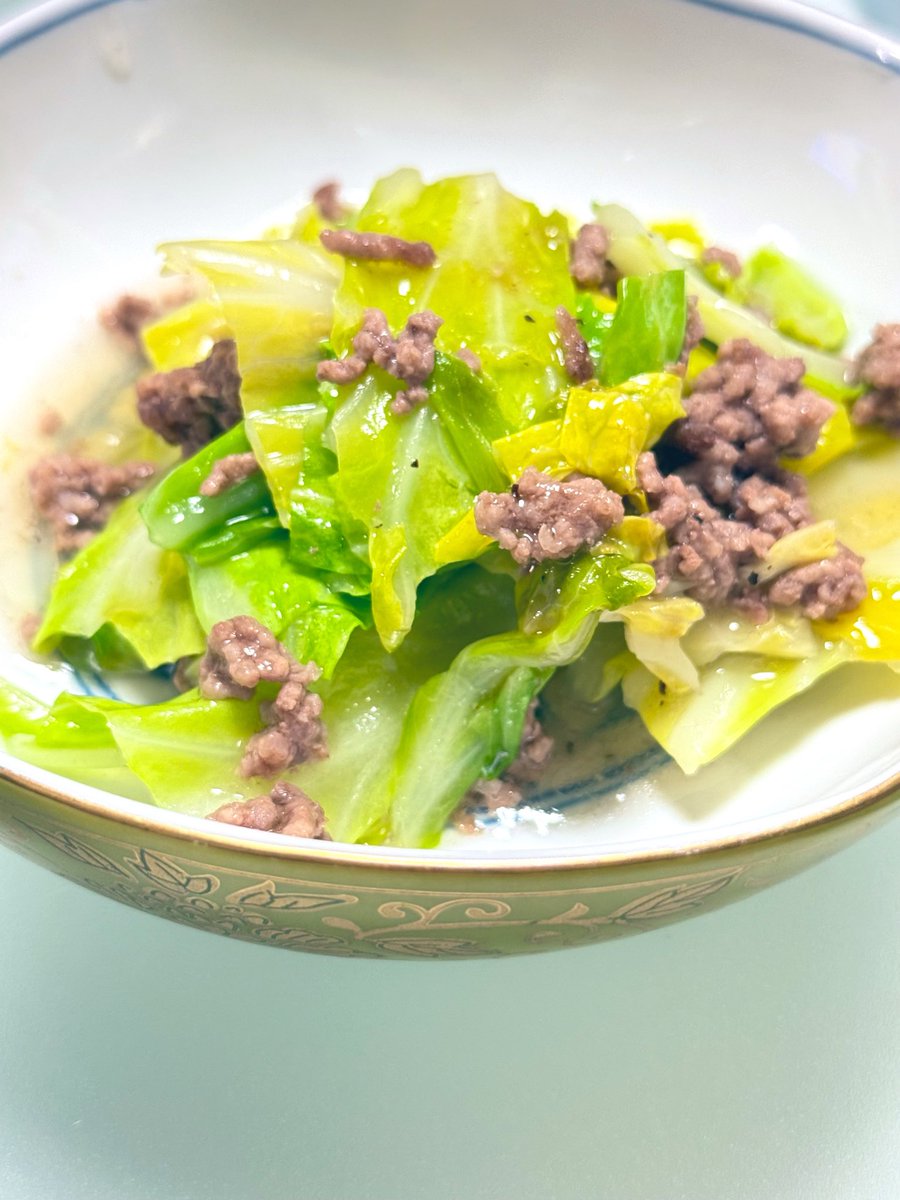 shisyou9's tweet image. 本日のおうちごはん🍽️

●カレイの煮付け
●ハマチのお造り
●キャベツとひき肉の炒め物
●ハマチのあらと白菜の味噌汁

お魚づくしの晩ごはんでした😆

#おうちごはん　#おうちごはん𓎩𓌉𓇋 #dinner #今日の料理　#料理記録　#自炊記録　#かれい
