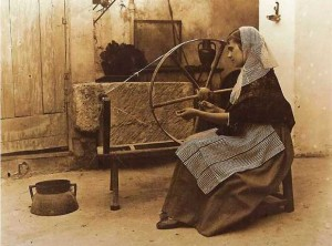 Pucurull's tweet photo. LA BALANGUERA
Una antiga cançó mallorquina, ‘La Balanguera’, és l'himne de Mallorca. Adaptat d'un poema de Joan Alcover (1854-1926), el nom ve de la Bolangera, un ball rodó tradicional català i valencià, que a Mallorca es va convertir en Balanguera. Maria del Mar Bonet n’ha fet una versió preciosa d’aquest símbol d’identitat mallorquina.
"La Balanguera  misteriosa,
com una aranya d’art subtil,
buida que buida sa filosa,
de nostra vida treu lo fil.
Com una parca bé cavil·la
teixint la tela pel demà
La Balanguera fila, fila,
la Balanguera filarà.
Girant l’ullada cap enrere
guaita les ombres de l’avior,
i de la nova primavera
sap on s’amaga la llavor.
Sap que la soca més s’enfila
com més endins pot arrelar
La Balanguera fila, fila,
la Balanguera filarà.
Quan la parella ve de noces
ja veu i compta sos minyons;
veu com devallen a les fosses
els que ara viuen d’il·lusions,
els que a la plaça de la vila
surten a riure i a cantar.
La Balanguera fila, fila,
la Balanguera filarà.
Bellugant l’aspi, el fil cabdella,
i de la pàtria la visió
fa bategar son cor de vella
sota la sarja del gipó.
Dins la profunda nit tranquil·la
destria l’auba que vindrà.
La Balanguera fila, fila,
la Balanguera filarà.
De tradicions i d’esperances
tix la senyera pel jovent
com qui fa un vel de nuviances
amb cabelleres d’or i argent.
De la infantesa que s’enfila
de la vellura que se’n va.
La Balanguera fila, fila,
la Balanguera filarà"
L'any 1903, Joan Alcover va convertir la balanguera (fornera), en una figura misteriosa, com una parca (deessa romana) que fila el fil de la vida. Representa el pas del temps; la continuïtat entre generacions; la memòria col·lectiva de mirar enrere per agafar força per al futur; la pàtria o el poble que "fila" el futur dels seus fills.
El músic català Amadeu Vives va musicar els versos l'any 1926 i aviat es van convertir en símbol del poble i cant subversiu enfront del franquisme i la persecució de tot el que no fos espanyolisme.
La Balanguera és una cançó sobre la saviesa del passat i de la fugacitat de la vida humana que mira cap al futur ple d’esperança.
El novembre de 1996 el Consell de Mallorca va declarar  La Balanguera himne oficial de Mallorca.
                                         --------