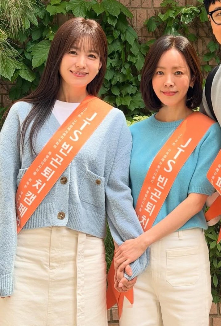 loveydoveyy1105's tweet photo. 한지민 한효주 손 꽉잡는거 봐.. 찐 자매 같아
너무 귀여운 언니들 ㅜㅜ https://t.co/sxldiJiAoj