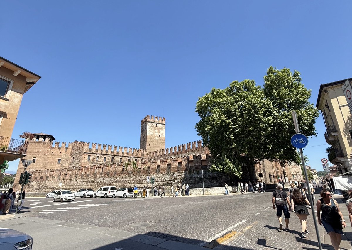 Massimoguerrera's tweet image. #Verona “There is no world without Verona walls, but purgatory, torture, hell itself”.🤣👹👺 #Shakespeare 🏟️🏰Ciao 👋🏻 #Veneto #travel to #Italy