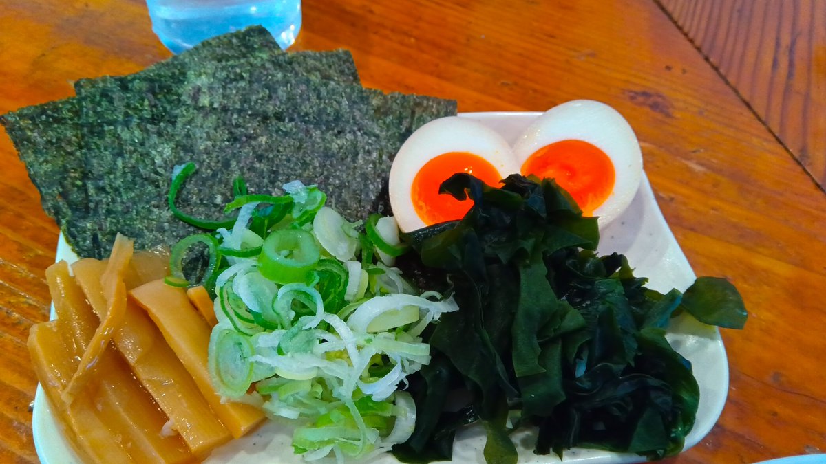 syunchi5's tweet photo. 神奈川県は相模大野にあります「中華そば 相模食堂」さんに行ってきました。初訪問。今年２月にオープンしたばかりのお店で、行列を横目にしていたのですが、ようやく行けました。やはり券売機の左上にある特製中華そばをチョイス。チャーシューはそのままのせられて別皿で具材が登場(#^^#)
スープは透き通る琥珀色で奇麗なみため以上にガツンと来る醤油ベース。けっこうわたくし好み。これを飲みに来るだけでも価値あり！平打ち中太のめんがしっかりスープを引き上げて美味しくいただけます。チャーシューは薄切りタイプの大ぶりが４枚入り、これがまたやわくてウマウマでした!(^^)!