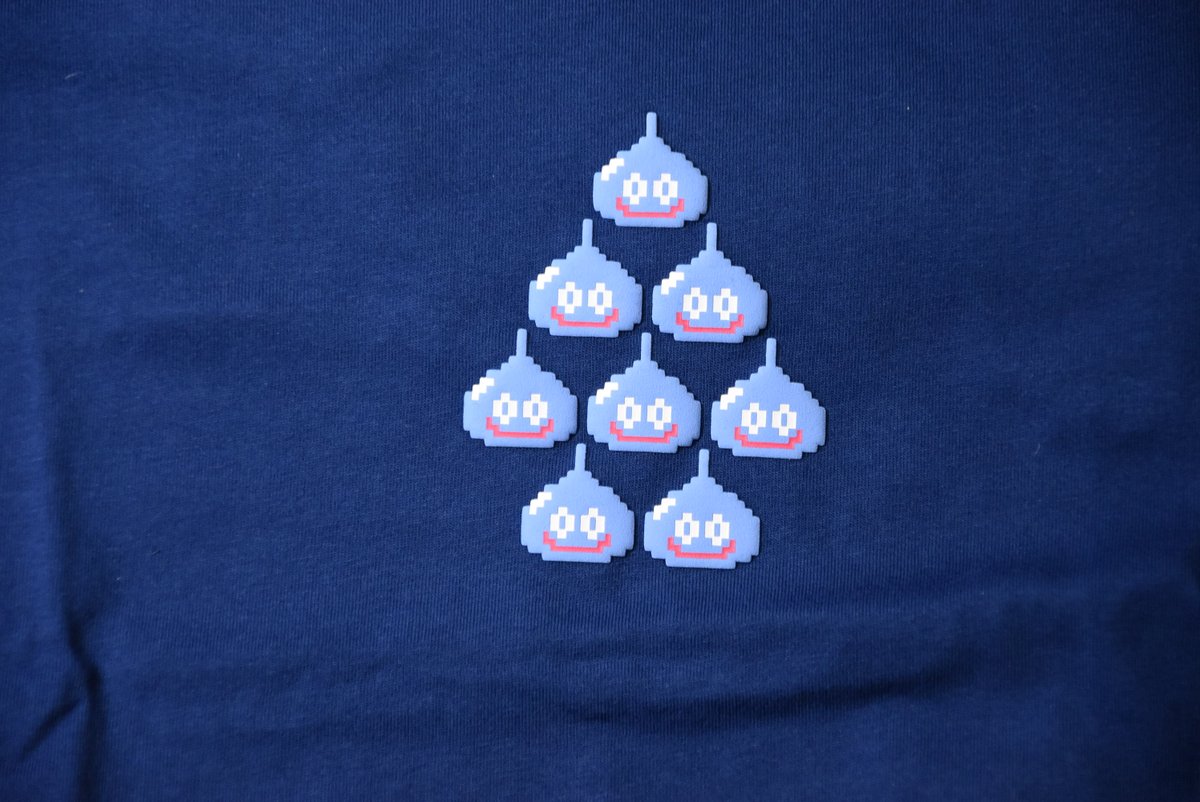 fukkun0119's tweet image. 合体スライムのぷにぷに立体感と裏のキングスライムのレトロ感が良い！！！ #UT #ユニクロ #DQ40th #ドラクエUT