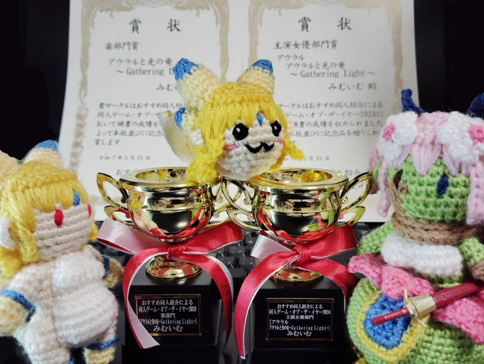 明日のゲームダンジョン12では、以前頂いたあみぐるみや、賞状なども展示させていただこうと思います。 QRコード付きのチラシを無料配布、3枚目のスライムの「プリュン」のアクスタを300円で頒布します アウラルと光の竜のスペースは『2F-9』です #東京ゲームダンジョン12