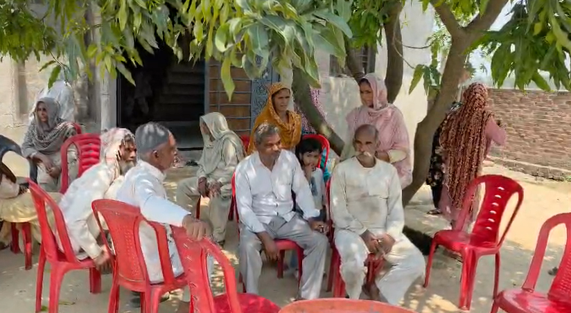 bstvlive's tweet image. अमरोहा : बेटे ने रोका पिता का जनाजा

➡वसीयत के फेर में बेटे ने रोका
➡जमीन न मिलने से नाराज था बेटा
➡4 घंटे तक दफनाने से रोका, पुलिस पहुंची
➡समझौते के बाद शव दफनाया गया
➡डिडौली कोतवाली क्षेत्र के सलारपुर माफी का मामला
#Amroha #FamilyDispute | @amrohapolice