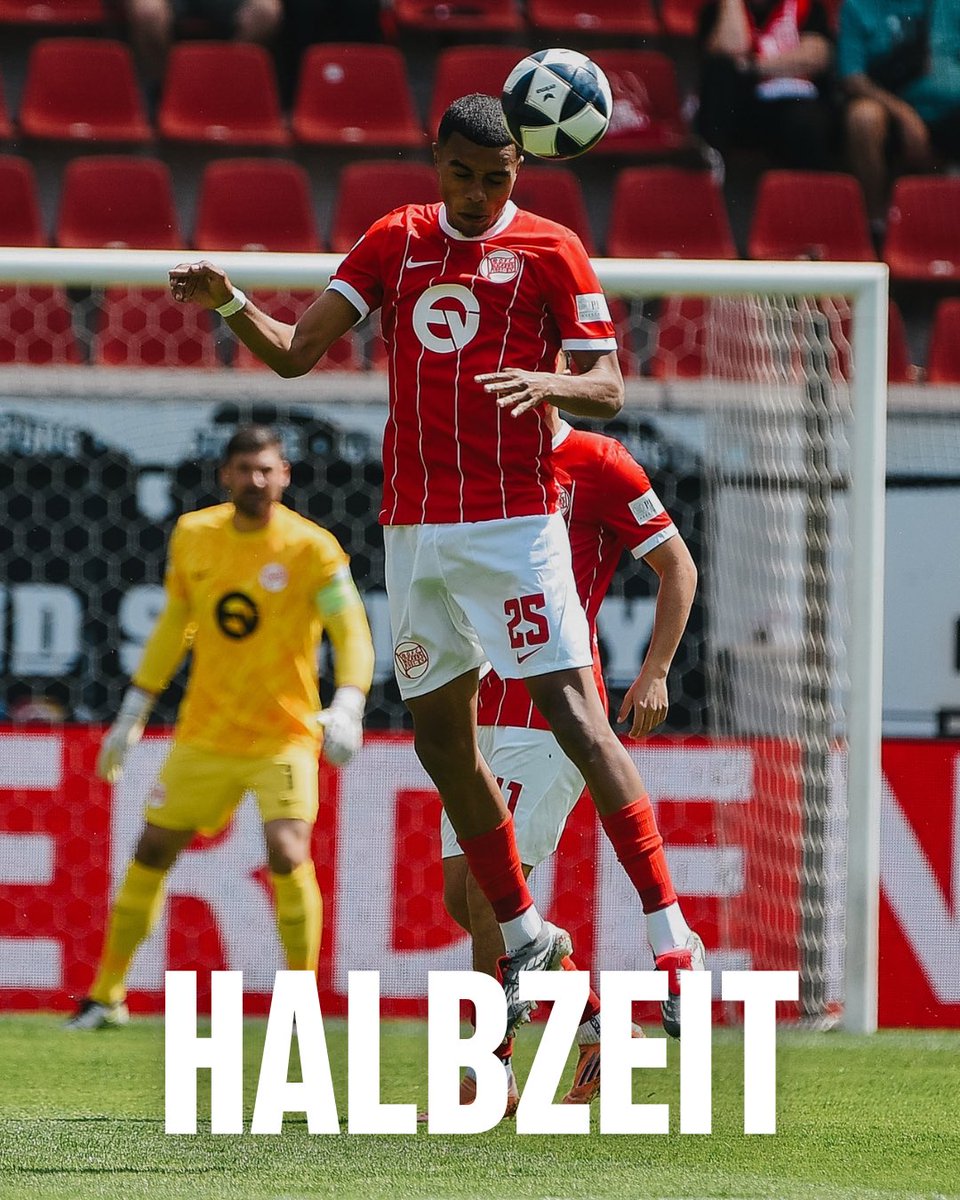 OFC_offiziell's tweet photo. Mit der Führung geht es in die Kabine. 🔴⚪️ #OFCFCA #kickersoffenbach #nurderOFC #dasistoffenbach https://t.co/roctZEAZmv
