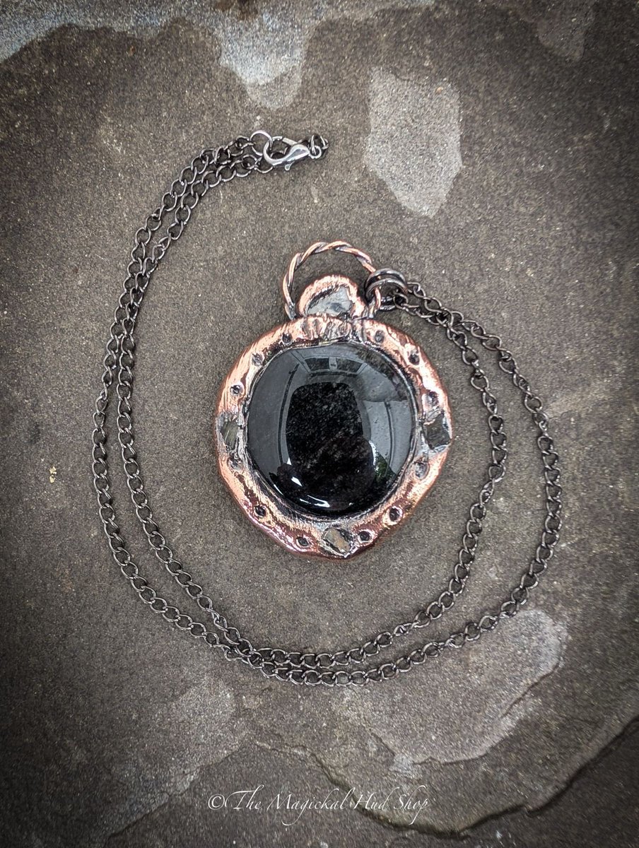 MagickalHudShop's tweet image. The #mirror of #tomorrow velvet #obsidian with #moldavite chips and #phenakite #phenacite

Only one. 
The Magickal Hud Shop
themagickalhudshop.co.uk