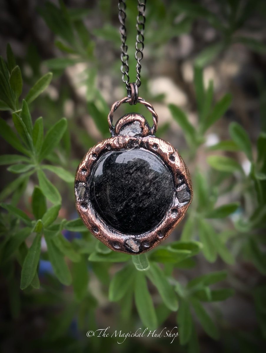 MagickalHudShop's tweet image. The #mirror of #tomorrow velvet #obsidian with #moldavite chips and #phenakite #phenacite

Only one. 
The Magickal Hud Shop
themagickalhudshop.co.uk