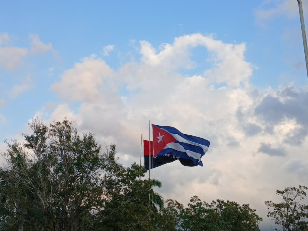 GuevaraCom5445's tweet photo. 🇨🇺 Nuestro Complejo Escultórico se vistió de gala para homenajear a los trabajadores. Bajo la consigna #LaPatriaSeDefiende, marchamos unidos. La Revolución está en manos del pueblo. ✊🔥
#ceche #VillaClaraConTodos #1roDeMayo #Cuba #Trabajadores https://t.co/NpPdHoNbXH