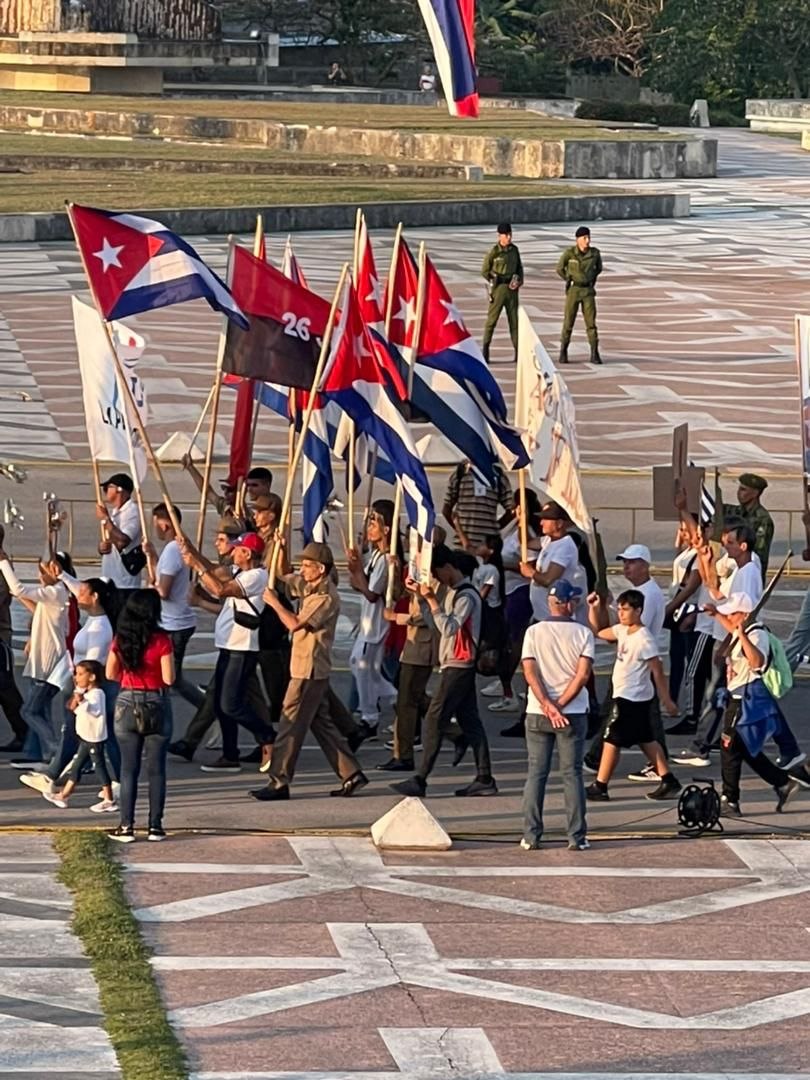 GuevaraCom5445's tweet photo. 🇨🇺 Nuestro Complejo Escultórico se vistió de gala para homenajear a los trabajadores. Bajo la consigna #LaPatriaSeDefiende, marchamos unidos. La Revolución está en manos del pueblo. ✊🔥
#ceche #VillaClaraConTodos #1roDeMayo #Cuba #Trabajadores https://t.co/NpPdHoNbXH