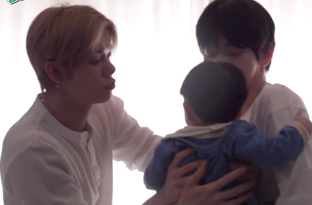 bucintaebear_'s tweet photo. TXT with baby Yoojun 🫶🏻 https://t.co/3THCsUSuBX