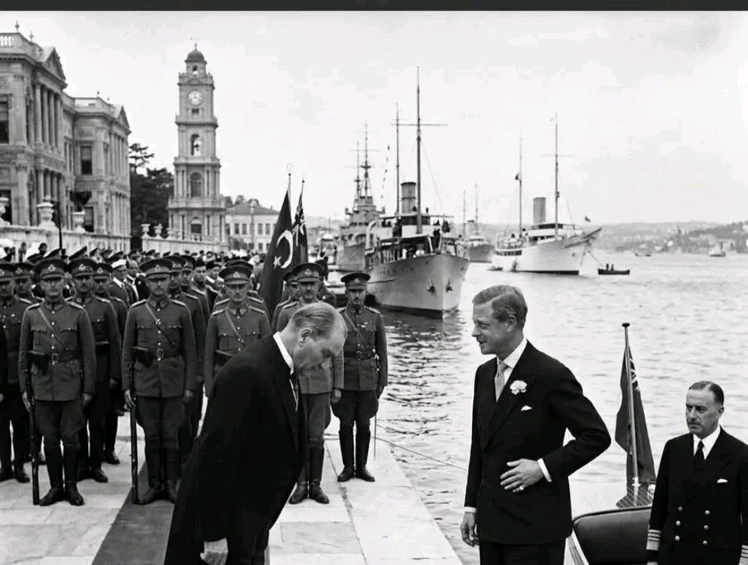 AhmetCelik95464's tweet photo. İşin aslı. İng.Kralı korkudan ne yapacağını şaşırmış atanın  karşısında. https://t.co/Cvey9nf5P2