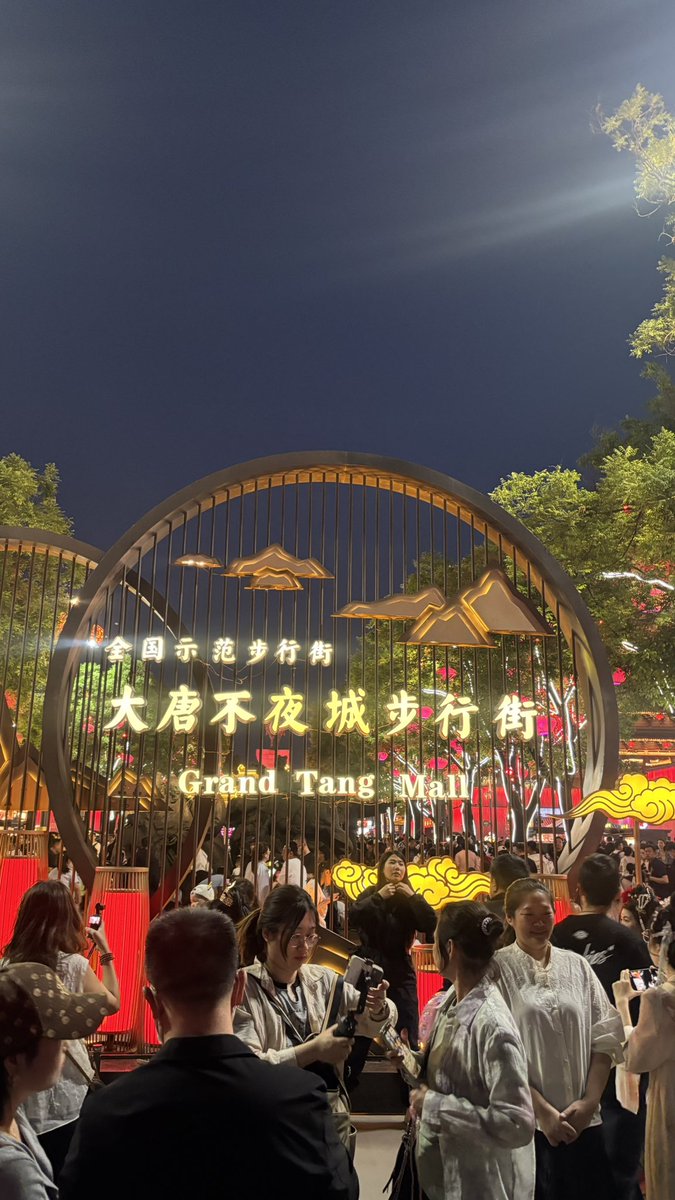 junvvn's tweet photo. あまりにも人が多すぎる西安大唐不夜城
#じゅんのお出かけ記録 https://t.co/oM1IOB7glk