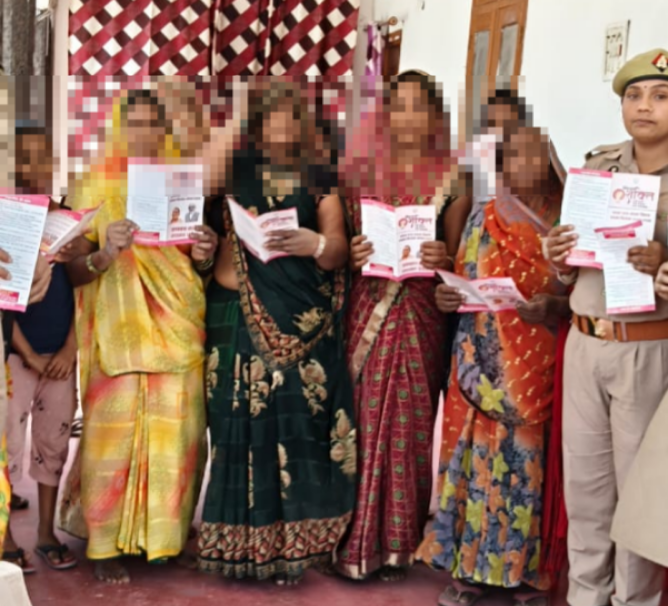 bastipolice's tweet photo. #BastiPolice जनपद बस्ती के विभिन्न थानों की मिशन शक्ति टीम/ एंटी रोमियो स्क्वाड टीम द्वारा मिशन शक्ति 5 द्वितीय चरण के तहत अपने-अपने थाना क्षेत्रों में/ विभिन्न स्थानों पर चेकिंग कर महिलाओं/बालिकाओं को पंपलेट वितरित कर महिला अपराध,विभिन्न हेल्प0नं0 आदि से जागरुक किया गया। https://t.co/nCMlXkcIo3