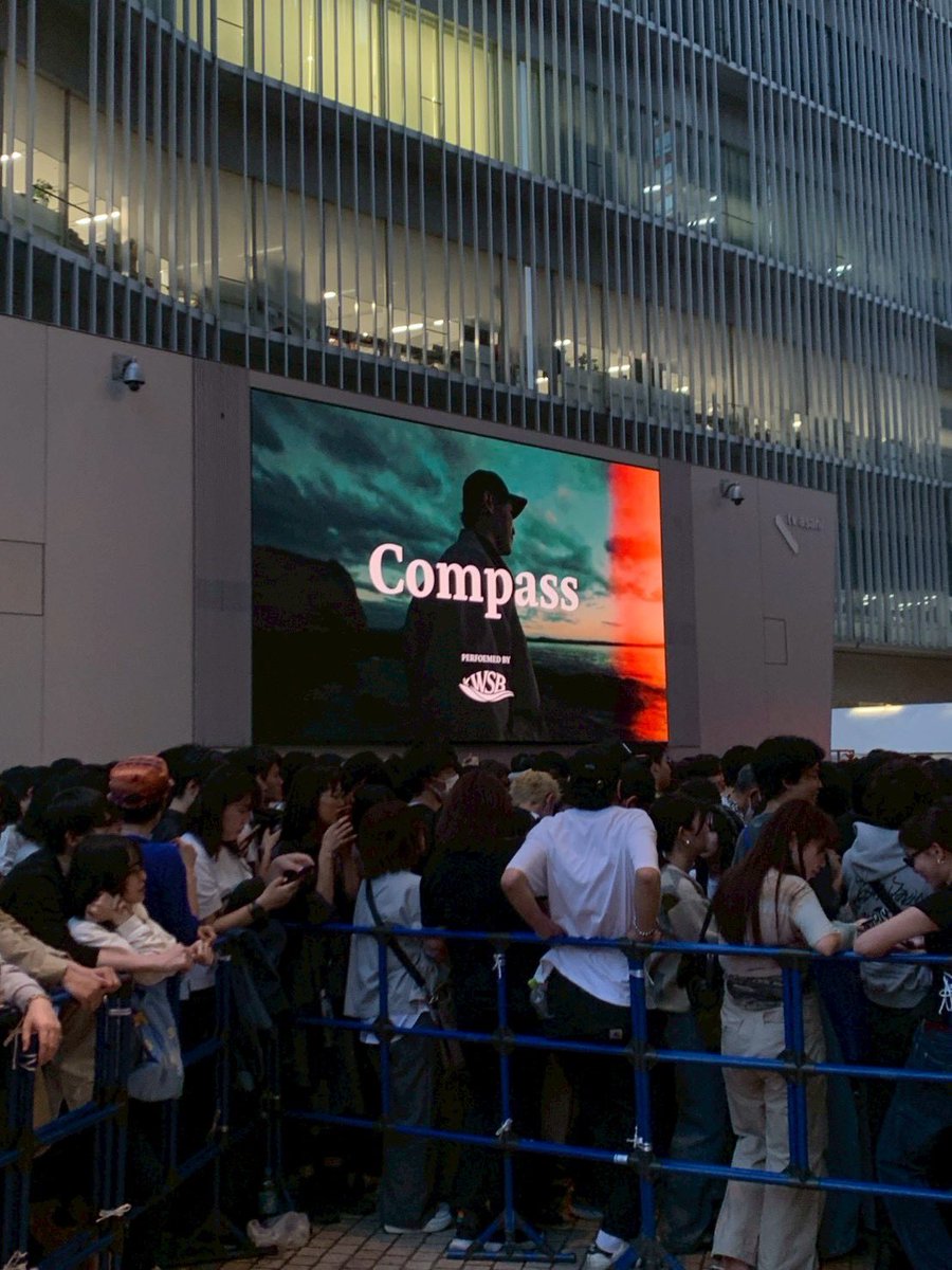 wsb_jpn's tweet image. テレビ朝日本社前の大型ビジョンで、新曲「Compass」のMVが放映中🎥🔊
5/6(水)まで流れているので、GWはぜひ六本木でWSBをチェックしてみてください❤️‍🔥

※放映時間は不定期となっております。