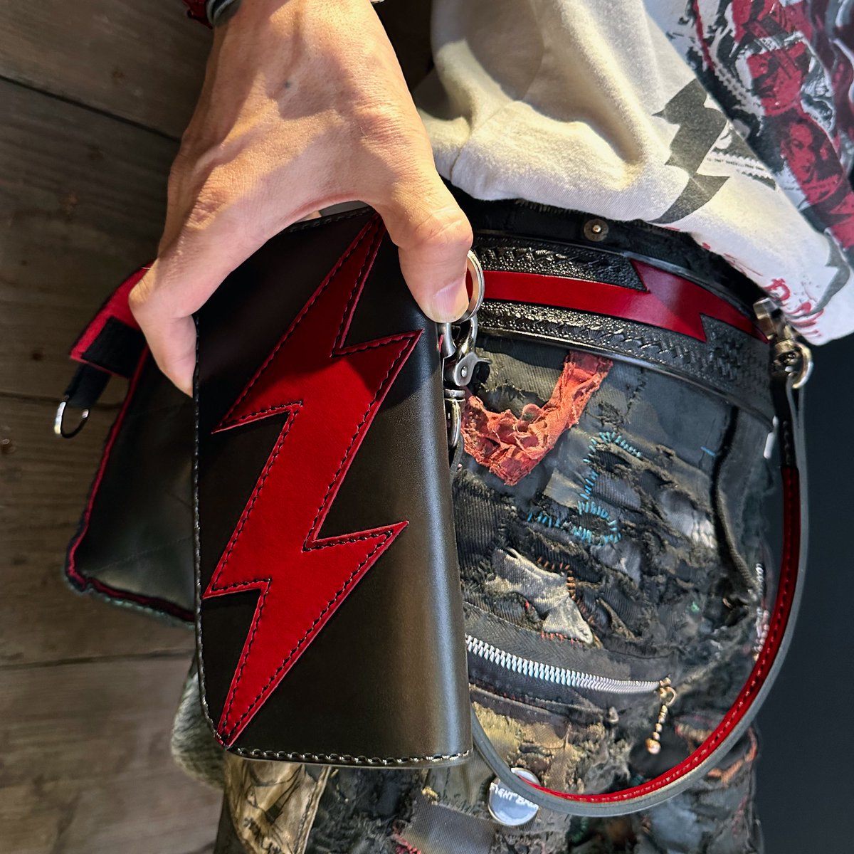 greed_store's tweet image. ★各1点ずつ在庫あり!!

#creaturefromtheliving  

「BLACK DiAMON"THUNDER STOMP"」Wallet&amp;amp;Cord!!

革の厳選から染め、裁断、刻印、縫製（手縫い）、磨き等、全工程を一人の職人が手掛ける珠玉の作品!!

◎徹底解説はコチラ
greedxxx.com/shout/2409/240…

◎ご購入はコチラ
greedxxx.shop-pro.jp/?mode=cate&amp;amp;cbi…
