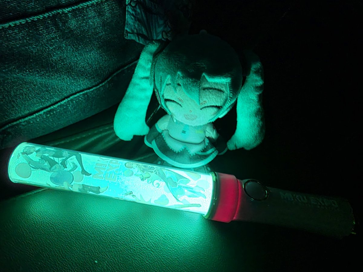 Riolucake's tweet photo. #MikuExpo Miku EXPO was peak!!! Thanks all the random people I met. And my vocal cord I think broke on me everytime Luka showed up. https://t.co/pygi5fxMK4