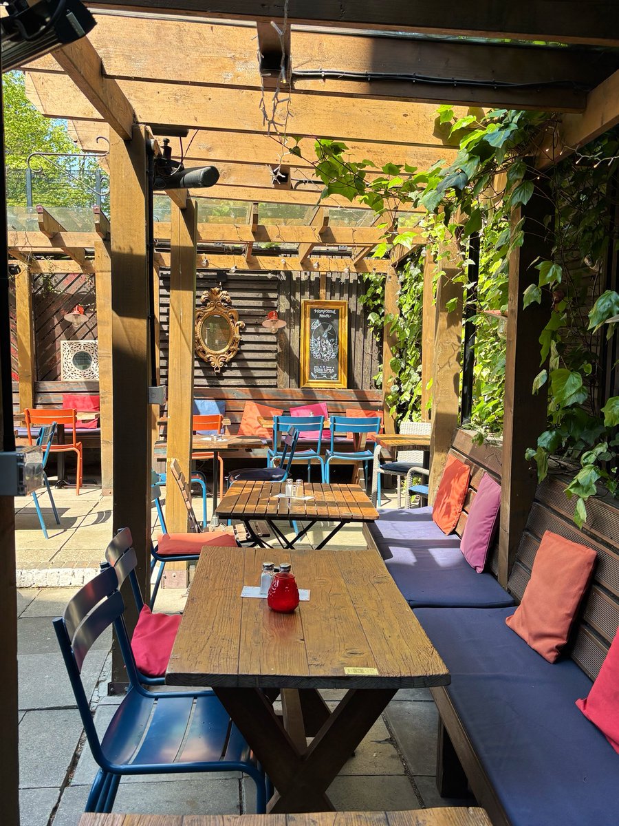 LondonPubMap's tweet image. Pub 3 is The Roebuck. This is a lovely traditional pub, nice garden. A big shout out to the bar team who were friendly and personable. A really enjoyable visit. 

#roebuck #Hampstead #pub