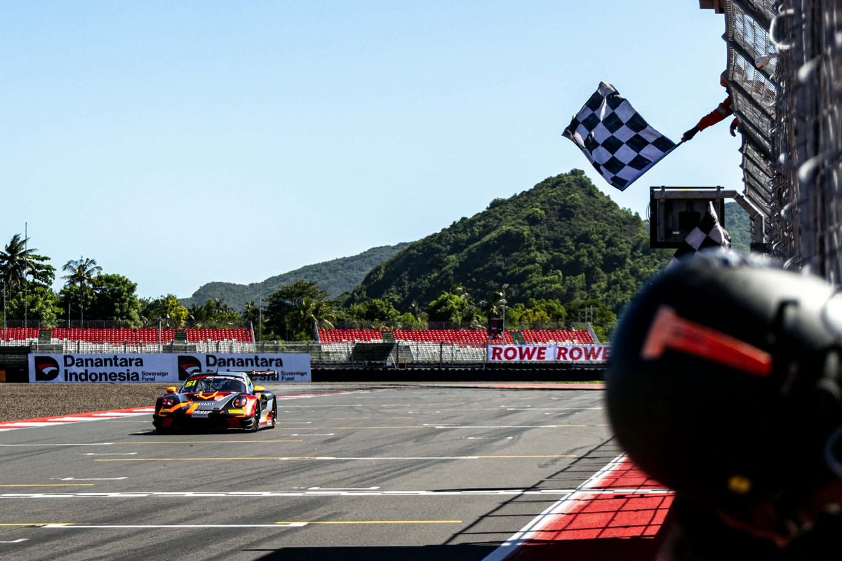 Lyco_Higan's tweet photo. 【現地組より】
今日のRACE1は、ベンがとてもキツいレースの中、非常にいい走りをしてくれました！
ただ、#AMAC はスピンさせられて、そのまま立て直せなかった…。
日曜に向けて、切り替えていきます。

#GTWorldAsia https://t.co/0HrgspL4KY