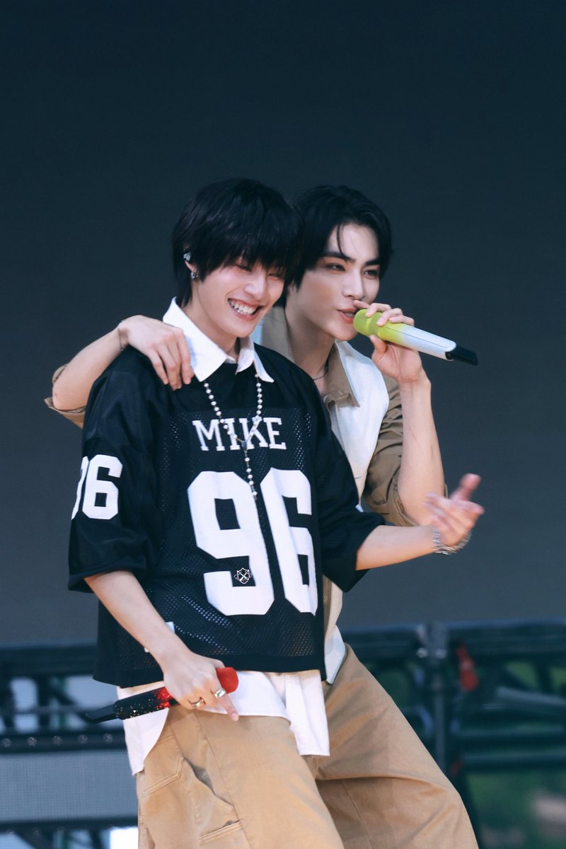 CourtlyLove7's tweet photo. 260502 TAIHU BAY MUSIC FESTIVAL 

#YangXiao #YANGXIAO
#羊铁 #양샤 #ヤンシャオ 
#NCT #WayV #威神V
#WayVxTaihuBayMusicFestival https://t.co/082SIYQWL7