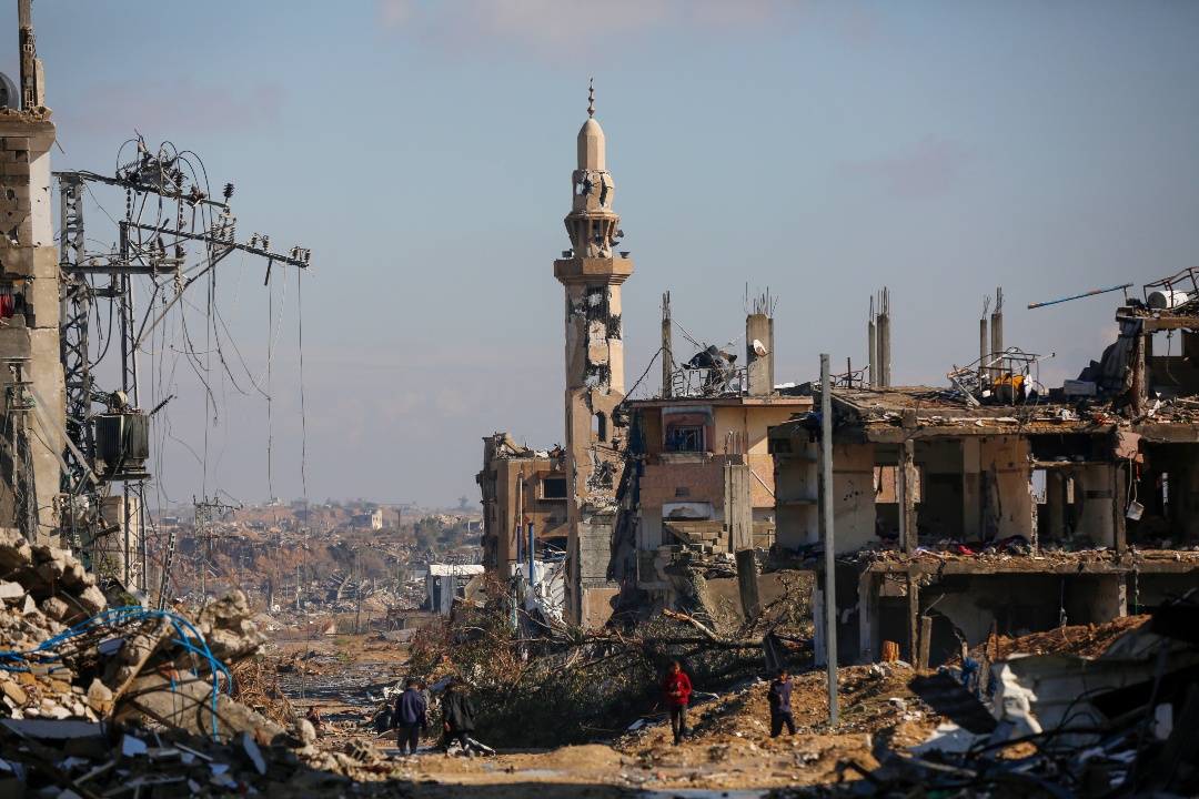 UNRWAes's tweet image. En #Gaza, la destrucción sigue siendo masiva:
51 millones de toneladas de escombros, +60% de viviendas y 65% de carreteras arrasadas.
Entre los restos, aún hay explosivos sin detonar y vidas que no pudieron ser recuperadas.
Gaza necesita reconstrucción ayudagaza.com