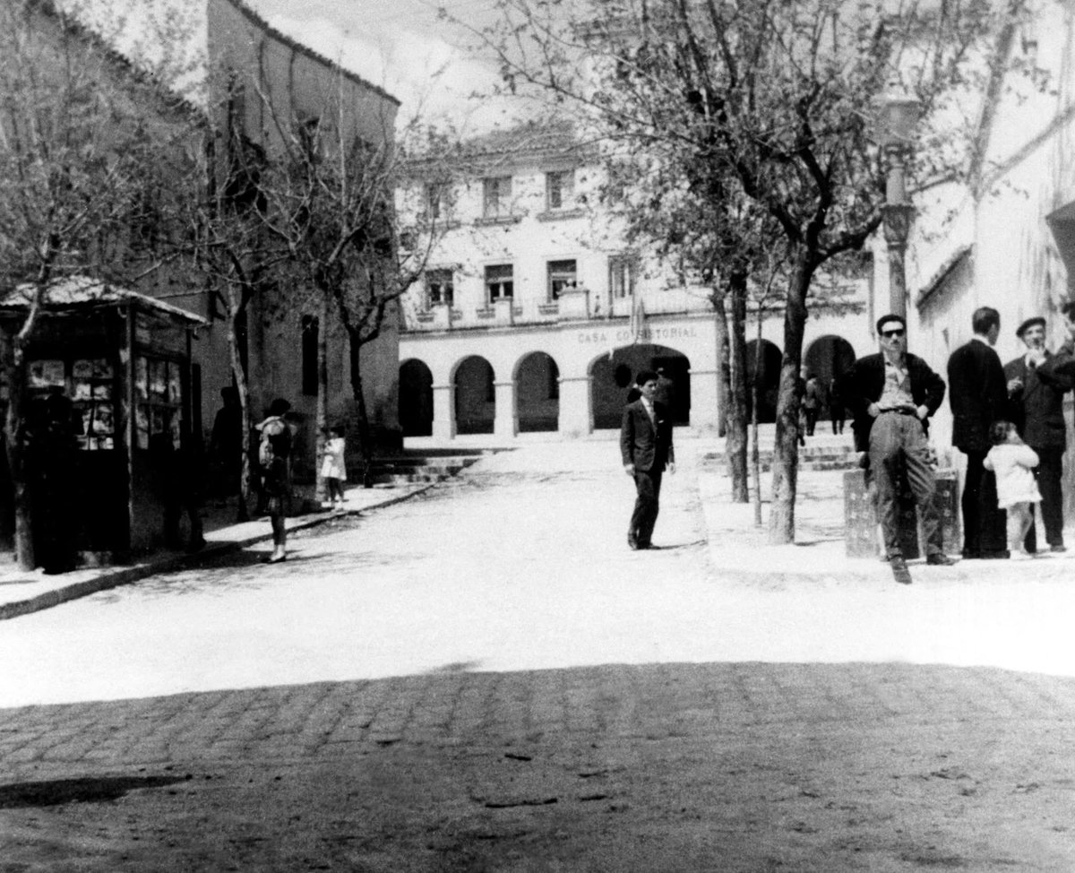 sansecomunica's tweet photo. ✨ Un municipio de gran población. ¡Somos más de 102.000 habitantes!

Tras superar los 75.000 habitantes necesarios en 2009, la corporación municipal promovió a finales de 2011 ante la Asamblea de Madrid -que dio el visto bueno en Marzo de 2012- la declaración de nuestro municipio como Gran Población, estatus que permitió un modelo de gobierno propio de una gran ciudad.

👉 En 1975, residían solamente 27.000 personas en nuestro término municipal.

Os mostramos más imágenes históricas que mantiene el Archivo Local.