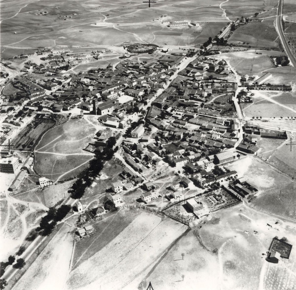 sansecomunica's tweet photo. ✨ Un municipio de gran población. ¡Somos más de 102.000 habitantes!

Tras superar los 75.000 habitantes necesarios en 2009, la corporación municipal promovió a finales de 2011 ante la Asamblea de Madrid -que dio el visto bueno en Marzo de 2012- la declaración de nuestro municipio como Gran Población, estatus que permitió un modelo de gobierno propio de una gran ciudad.

👉 En 1975, residían solamente 27.000 personas en nuestro término municipal.

Os mostramos más imágenes históricas que mantiene el Archivo Local.