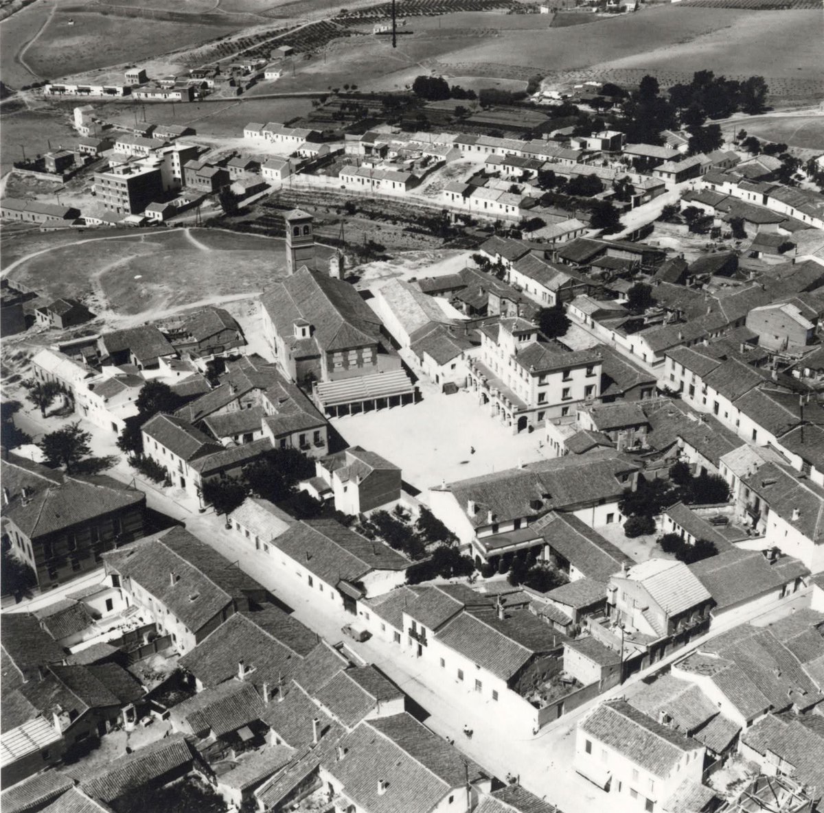 sansecomunica's tweet photo. ✨ Un municipio de gran población. ¡Somos más de 102.000 habitantes!

Tras superar los 75.000 habitantes necesarios en 2009, la corporación municipal promovió a finales de 2011 ante la Asamblea de Madrid -que dio el visto bueno en Marzo de 2012- la declaración de nuestro municipio como Gran Población, estatus que permitió un modelo de gobierno propio de una gran ciudad.

👉 En 1975, residían solamente 27.000 personas en nuestro término municipal.

Os mostramos más imágenes históricas que mantiene el Archivo Local.
