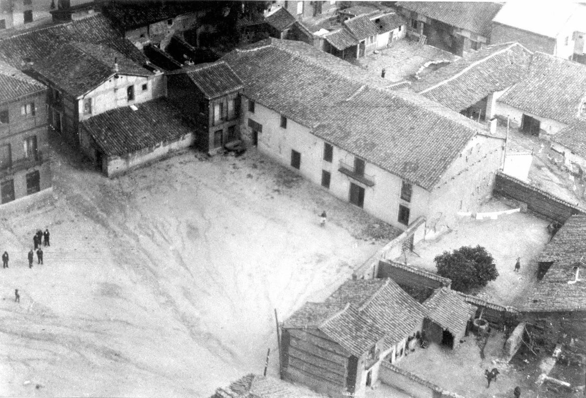 sansecomunica's tweet photo. ✨ Un municipio de gran población. ¡Somos más de 102.000 habitantes!

Tras superar los 75.000 habitantes necesarios en 2009, la corporación municipal promovió a finales de 2011 ante la Asamblea de Madrid -que dio el visto bueno en Marzo de 2012- la declaración de nuestro municipio como Gran Población, estatus que permitió un modelo de gobierno propio de una gran ciudad.

👉 En 1975, residían solamente 27.000 personas en nuestro término municipal.

Os mostramos más imágenes históricas que mantiene el Archivo Local.