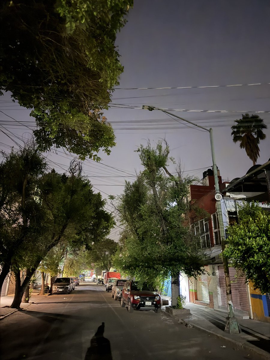 changotorro's tweet photo. Que se puede hacer en estos casos, se hizo la denuncia en la app de la CDMX y la @BJAlcaldia dice que ya se reparó, aún cuando no es cierto. 
Obvio se reabrió el reporte
@C5_CDMX @locatel_mx @GobCDMX https://t.co/RMoIUqa1Bl