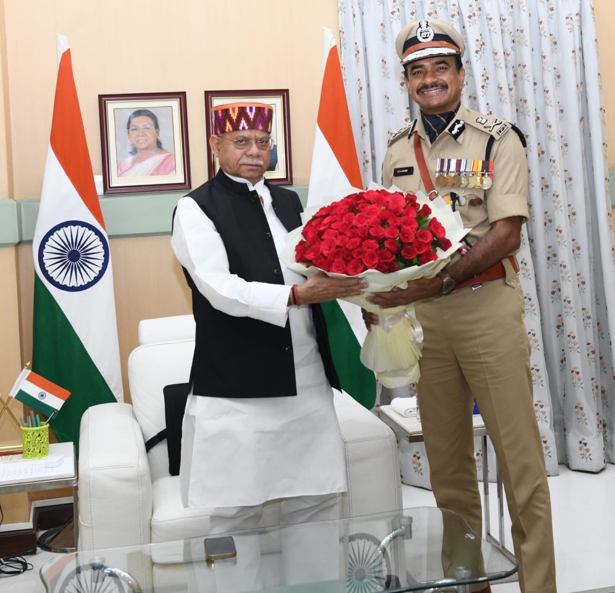 mdnisaruddin's tweet photo. Newly appointed Director General of Police (DGP), Telangana CV Anand IPS called on Hon’ble Governor Shiv Pratap Shukla at Lok Bhavan on Saturday He presented a bouquet to the Governor The Governor congratulated C V Anand ips on assuming charge as the Telangana DGP https://t.co/LBjWpLDeQh