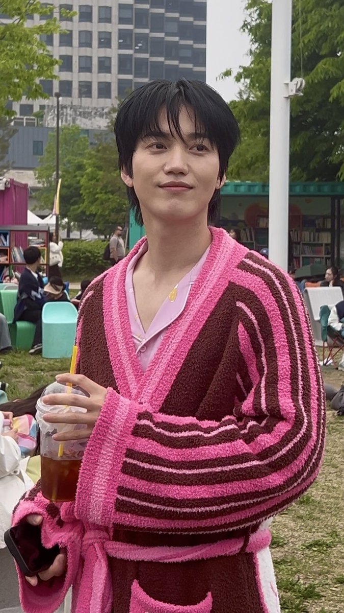 tearyloved's tweet photo. imagine going for a stroll at the han river and you see an idol in pajama and robe https://t.co/wnNSsNOavc