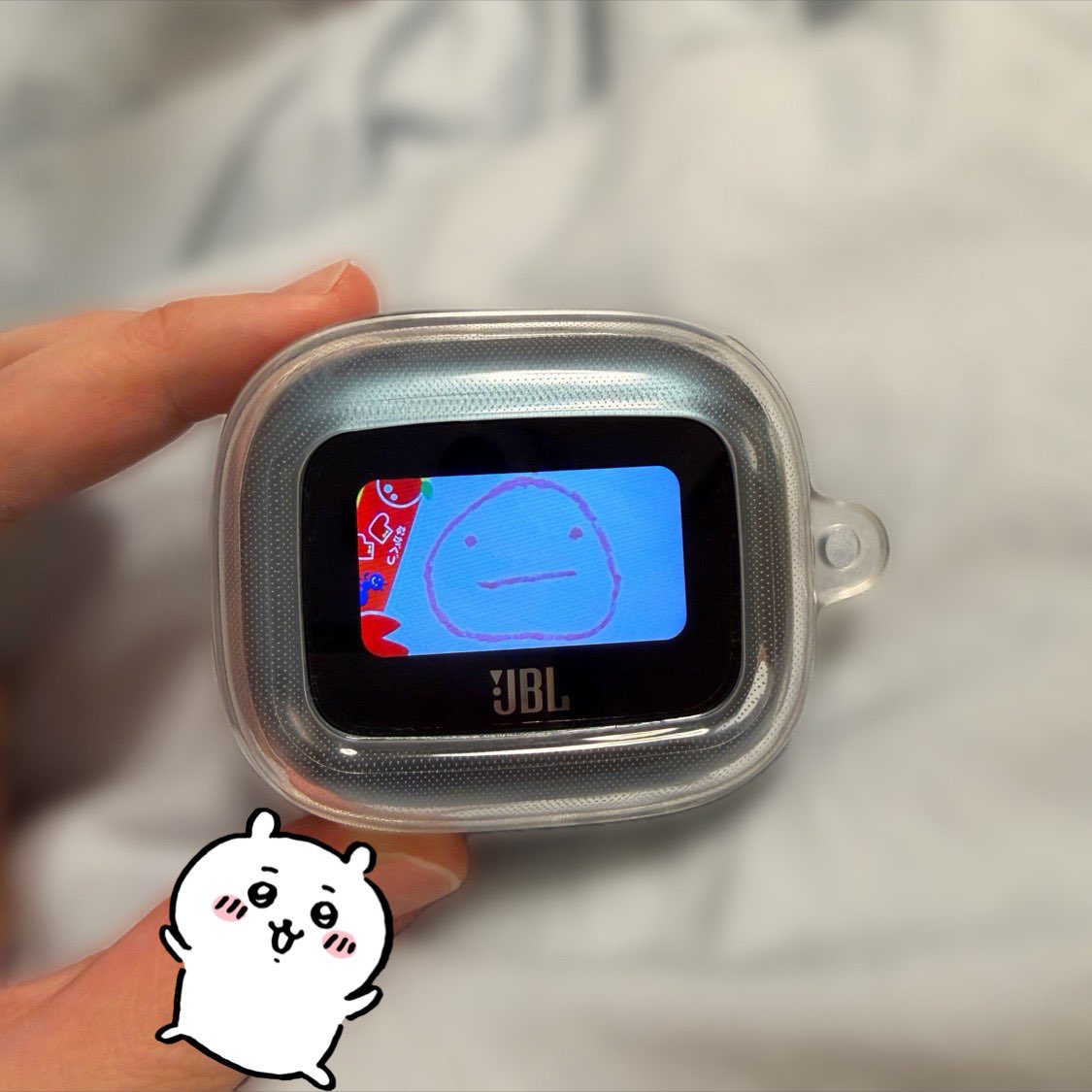 hoshi_note2's tweet photo. 気に入ってたイヤホンをなくしてしまい泣く泣く新しいイヤホンを購入したんだけど、液晶つきで娘が描いてくれた私の似顔絵を設定したらたまごっち感強くてこれはこれでいいなと思ってしまった🐣💭🫧 https://t.co/7IaPUwEDx7