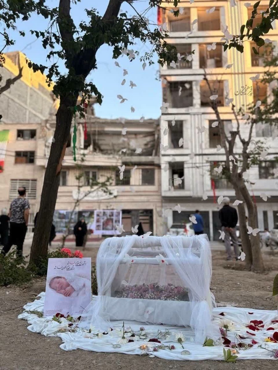 اینجا همان‌ جایی است که نوزاد ۲۲ روزه بر اثر حمله آمریکا و رژیم صهیونی همراه با خانواده‌اش در آن پر پر شد 😢

و این درخت هم همان درخت معروفی است که جسم نحیف نوزاد را گرفت تا مبادا بدنش به زمین بخورد.

دمت گرم درخت بامعرفت