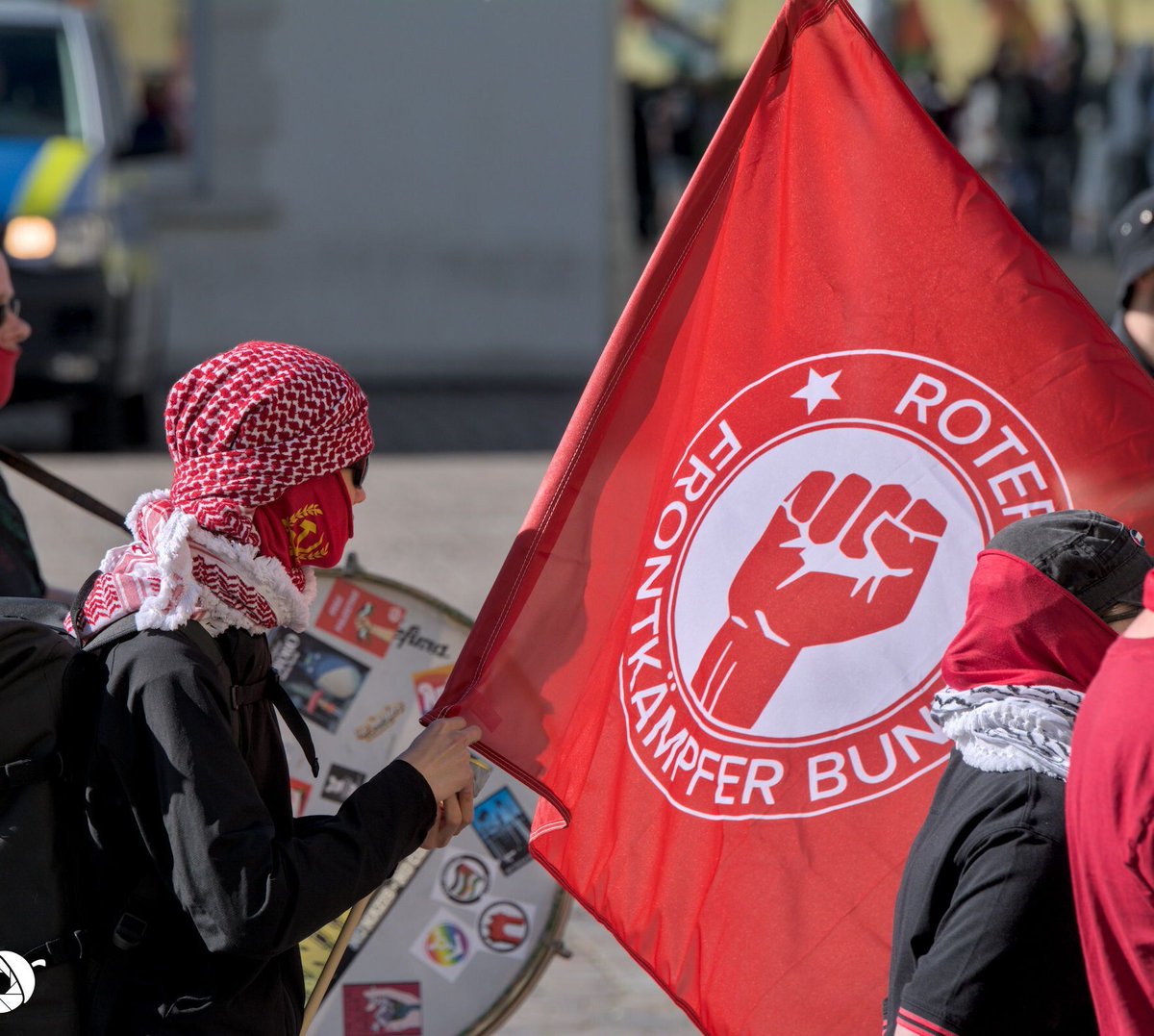 nutshellfotos's tweet photo. Zum 1. Mai rief die neue autoritäre, linke Gruppe "Rote Burg" zur Demo in #Oldenburg auf. #Antizionismus spielte eine große Rolle, wie auch an der Abbildung der Antisemitin Leila Chaled auf dem Fronttranspi zu sehen war.

Alle Bilder findet ihr hier: https://t.co/bHP9z7OlyF https://t.co/KCs4706bnJ