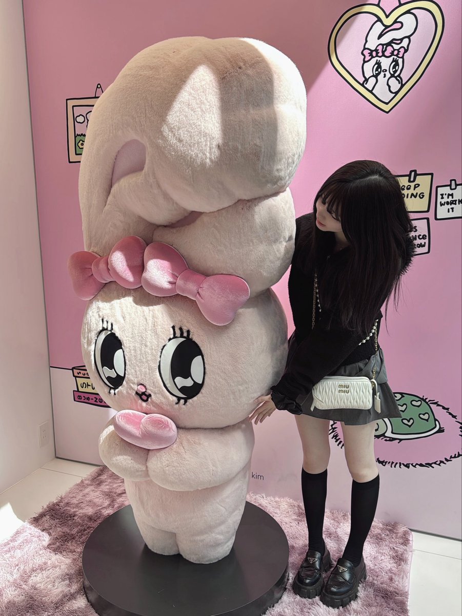 MiyuuMochiduki's tweet photo. ピンクだしリボンつけててうさぎだし、私の衣装とかコンセプトと似てるからお隣失礼してツーショ撮った🐰🎀 https://t.co/7qSKwicKxN