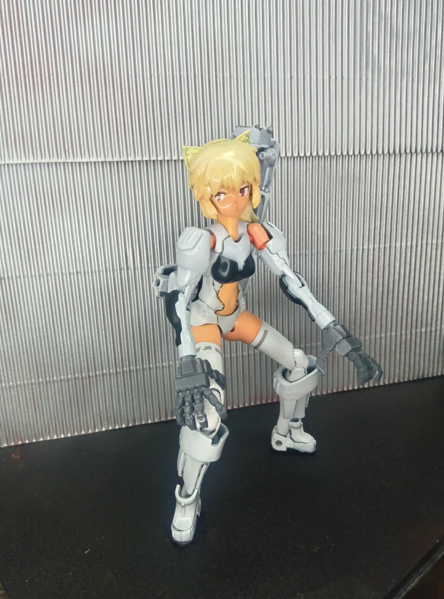 i0TO52odrACzx3E's tweet image. #メガミデバイス　#コトブキヤ　#ジオラマ　完成したメガミデバイスやフィギュア撮影するのにちょうどいい背景が無いのでトタンの壁みたいなのを作ってみました。町工場とか廃工場にあるアレです。ダイソーの波型クラフト紙をシルバーで塗装したものです。アスファルトは紙やすりを黒で塗装しました。