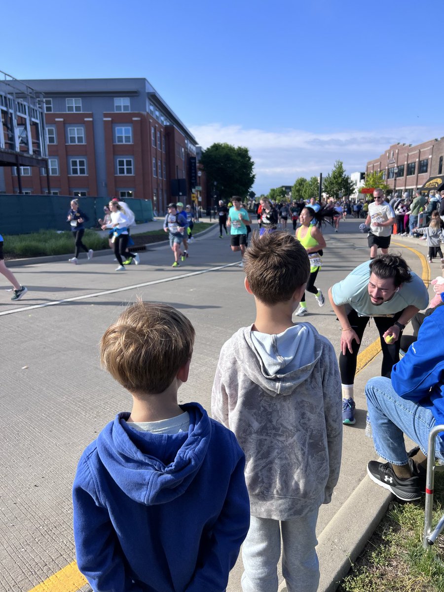 FeliciaLawrence's tweet photo. Some more brothers waiting for Mom! @WTHRcom #indymini https://t.co/bYebCSmHTf