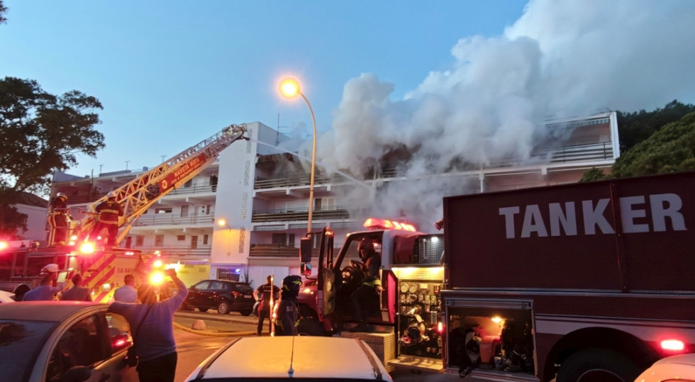Bomberos de la <a href="/USNavy/">U.S. Navy</a> actuando en un incendio de vivienda en el municipio de Rota (Cadiz)

No deja de ser curioso ver bomberos y vehiculos americanos actuando en España!