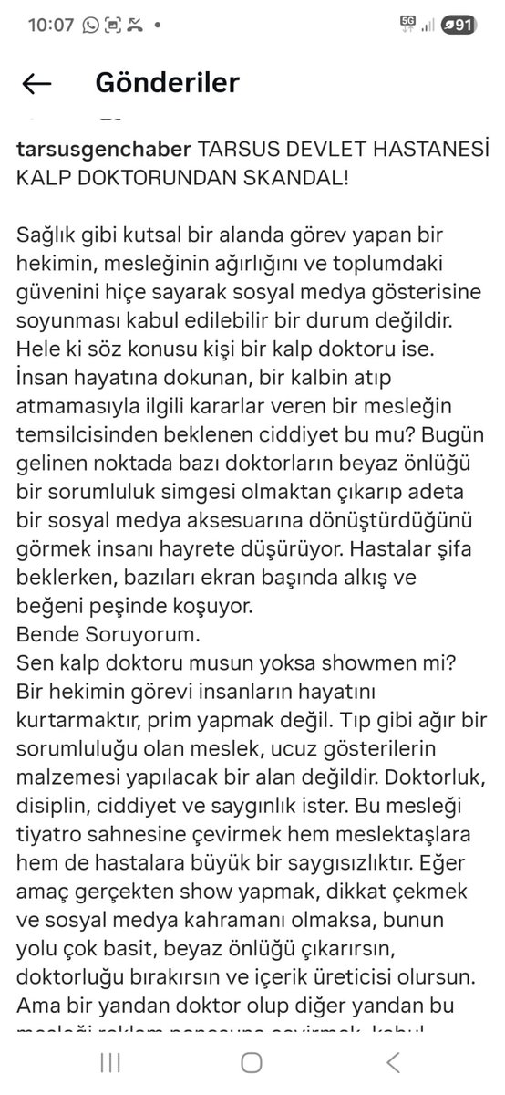 oguzhansem's tweet photo. Tarsus’a geldiğim günden beri bu şehre hizmet etmek için çabalamaktan başka bir şey yapmadım. Hastanede ilk kez kapalı varis ameliyatlarına başladım. Av Fistül açmaya başka şehirlere gidip bile fistül açtıramayan, kateter bağımlı bir çok hastaya AV fistül açtım. Şehrin ve hastanenin elverdiği ölçüde mesleğimi yapmak için elimden geleni yapıyorum. Mutsuz, konuşmayan , gülmeyen hekim profili olmaktansa sosyal medyayı aktif kullanan hastalara sadece tetkik istemek yerine bir şeyler anlatıp, sohbet etme yolunu seçen iyi hekim olma çabası içindeyim. Bu şehirde iyi birşeyler yapma çabamdan rahatsız olanlar olsa da ben yaptığım işi severek ve zevkle yapmaya devam edeceğim. Bu haberi yapan kişi ve yaptıran tetikçileri sanmasın ki ben birilerinden korkarım. Mesleğimi iyi şekilde yapmak ve ahlaklı bir hekimlik yapmak tek gayem ve amacımdır. Bu haberleri yapanlara aynı hakaretleri aynı şekilde iade ediyorum!