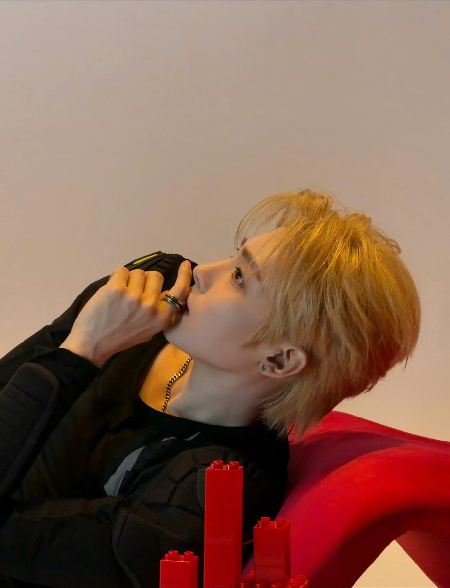 Idol neo is back with new hair color for the concert omg