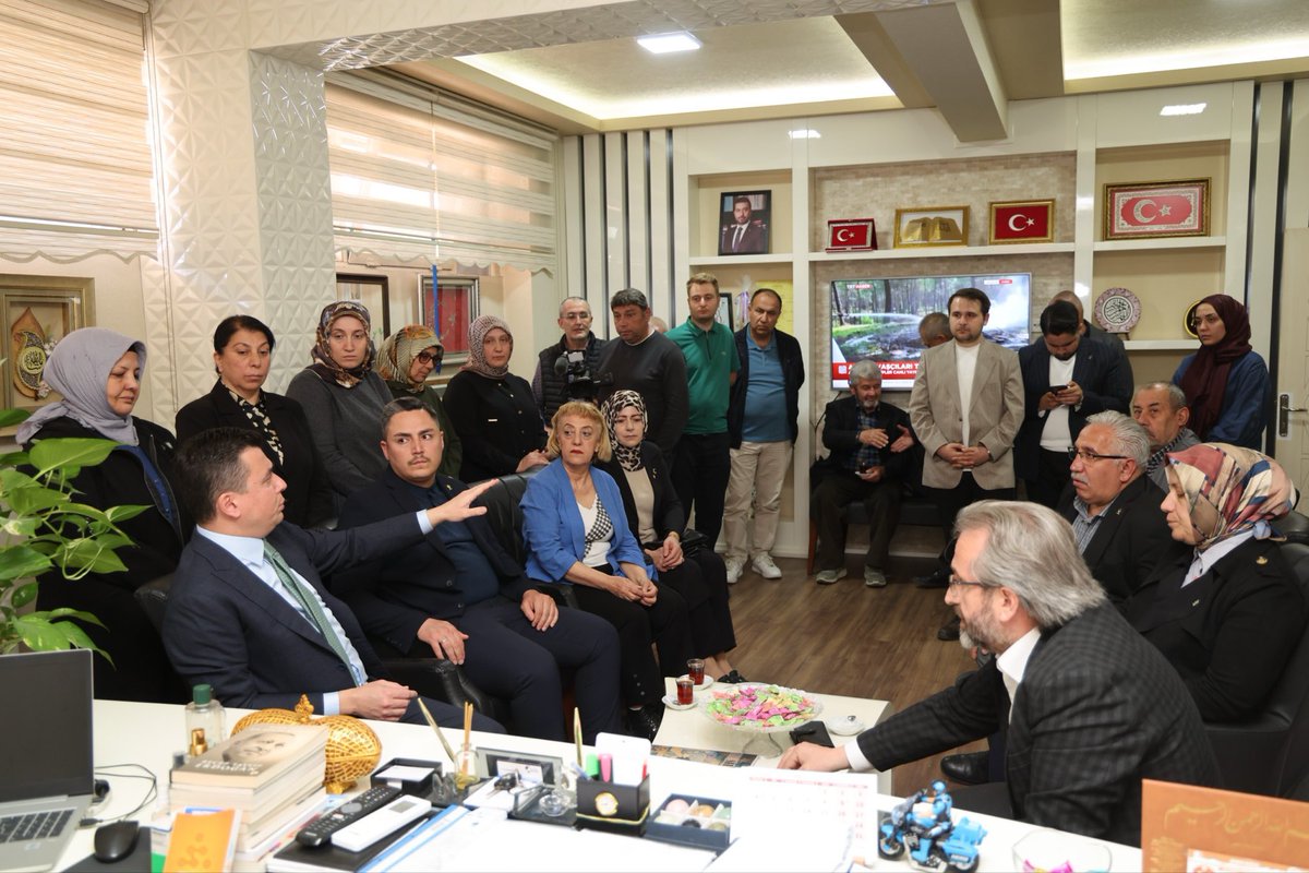 SKM programı öncesinde, kıymetli milletvekilimiz Osman Gökçek’i ilçe binamızda ağırlamanın memnuniyetini yaşadık.

Nazik ziyaretleri ve kıymetli değerlendirmeleri için kendilerine teşekkür ediyoruz .