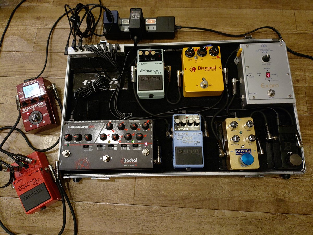 Tsui_Bass's tweet photo. 本日aphasiaのリハでした。

さすがに4回目のサポートとなると、初めて弾く曲もなんの違和感も無かった。

いい感じに仕上がってますので、当日お楽しみに。

しかし、他のバンド含め、aphasiaの時が1番踏み換えが多い(笑)
※ちなみに今日のベースアンプはTRACE ELLIOT。

#aphasia https://t.co/B9ik2lkQuV