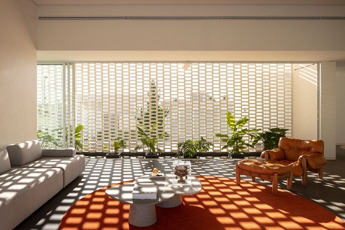 CIdentidade's tweet photo. Eu acho muito legal quando arquitetos atuais chegam em um nível de autonomia que eles podem fazer o que quiserem pq os clientes que buscam eles estão atrás justamente da assinatura dos arquitetos. 

Esse cobogó de tijolinho vazado é assinatura deles https://t.co/WmSX64sebs